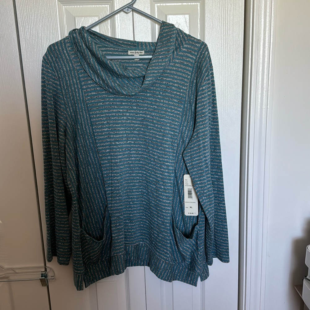 Long sleeved cowl neck tee with front pockets size XL